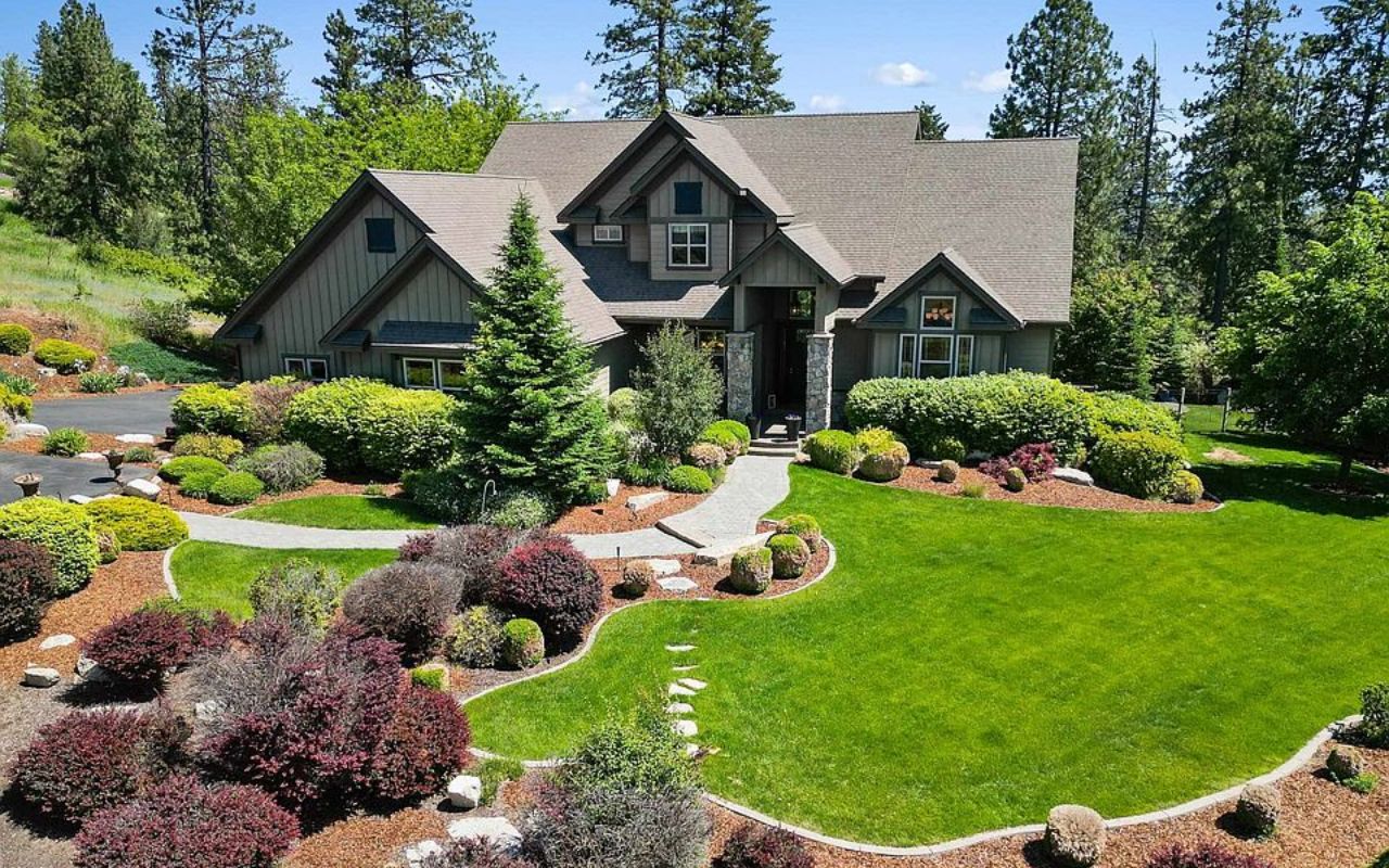 Highlight gardens, surroundings, and outdoor living areas